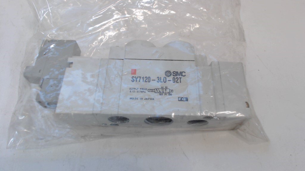 SMC PNEUMATIC SOLENOID VALVE - SY7120-3LO-02T  - SUPPLY PRESS  0.15 - 0.7MPa